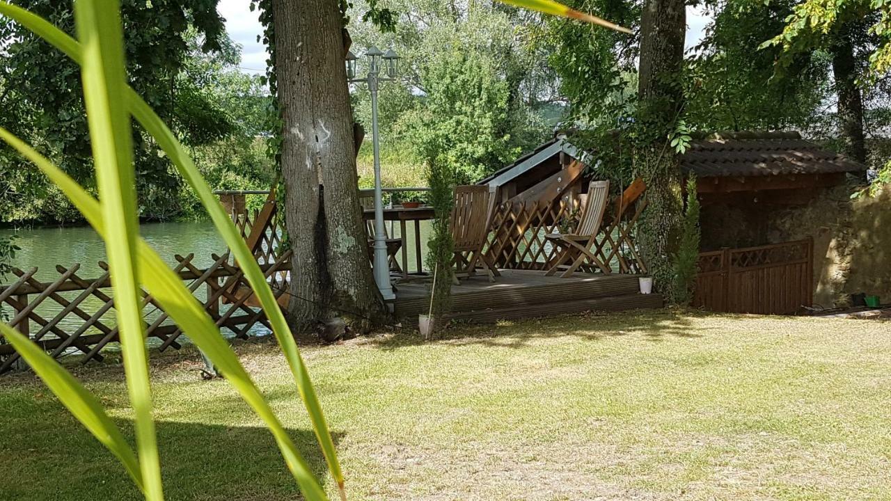 Manoir Des Turets Acomodação com café da manhã Yvré-lʼÉvêque Exterior foto